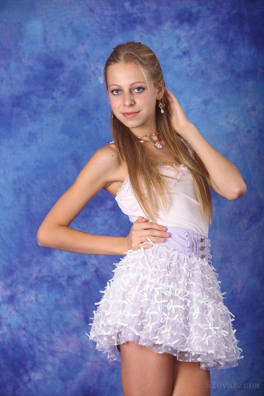 [200P] Anastasia白色蕾丝花裙写真