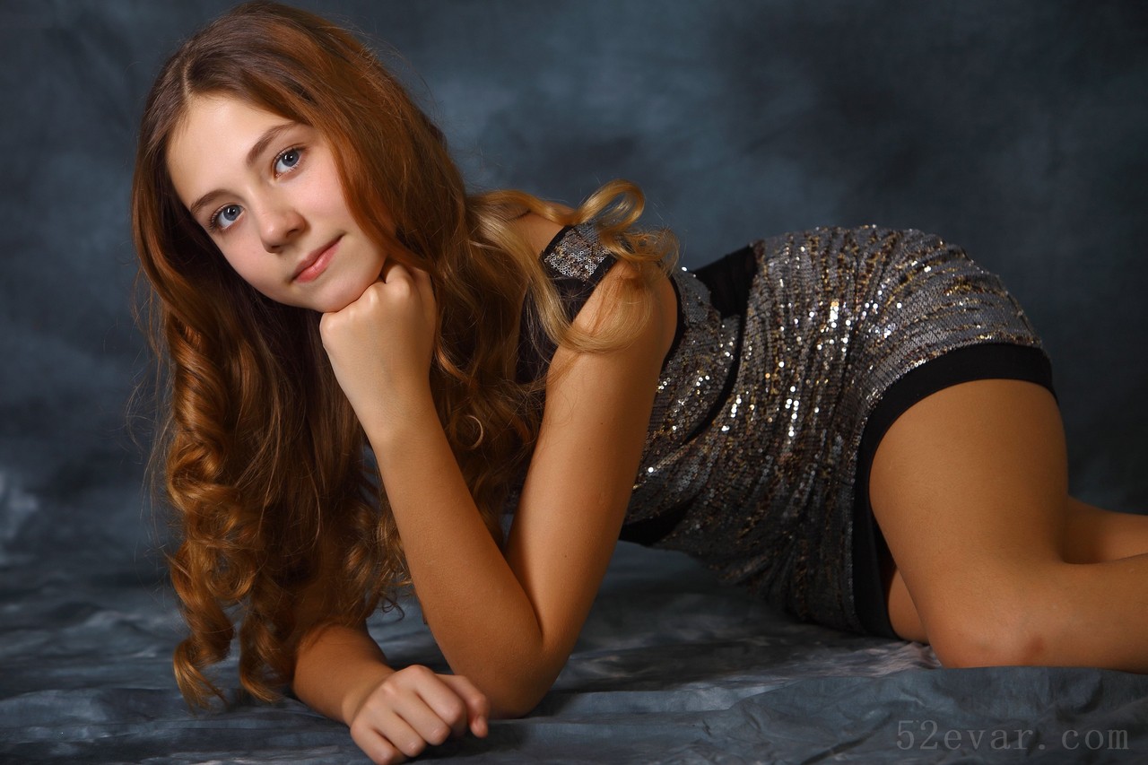 Alissa夜店风连衣短裙写真