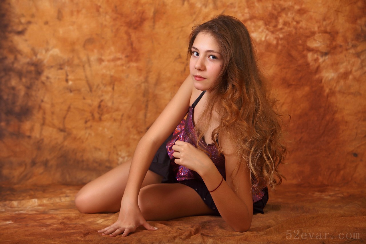 Alissa妩媚紫色装写真