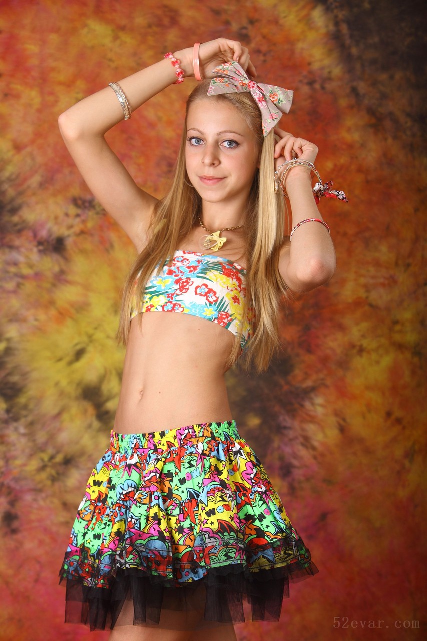 Anastasia五色花裙丝袜写真