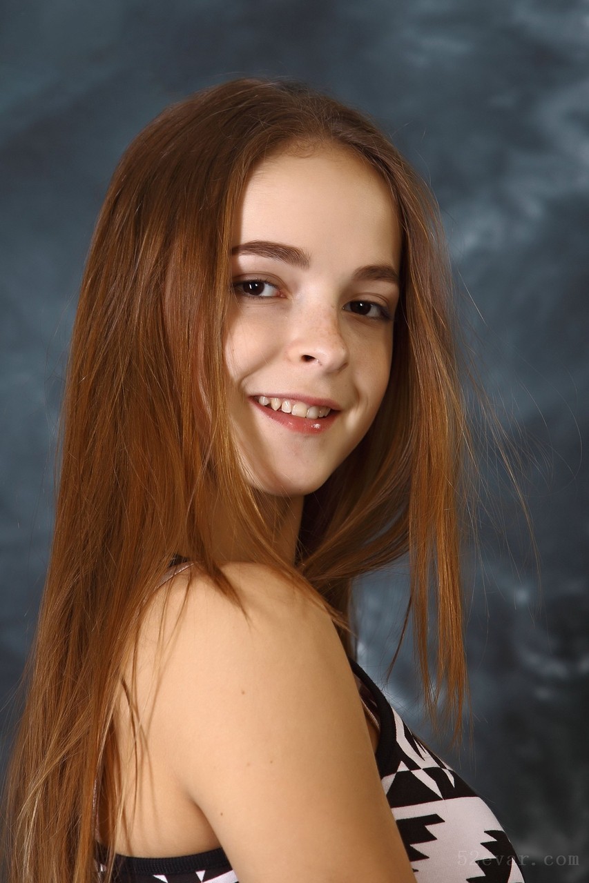 [183P] Eva条纹长裙写真