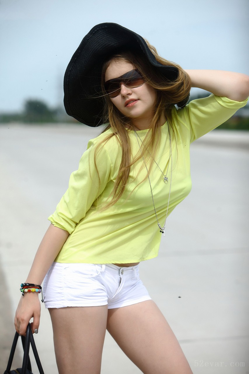 Hanna户外黑帽子写真