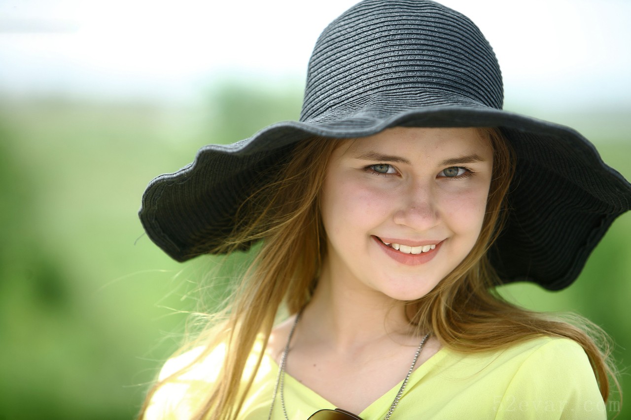 Hanna户外黑帽子写真