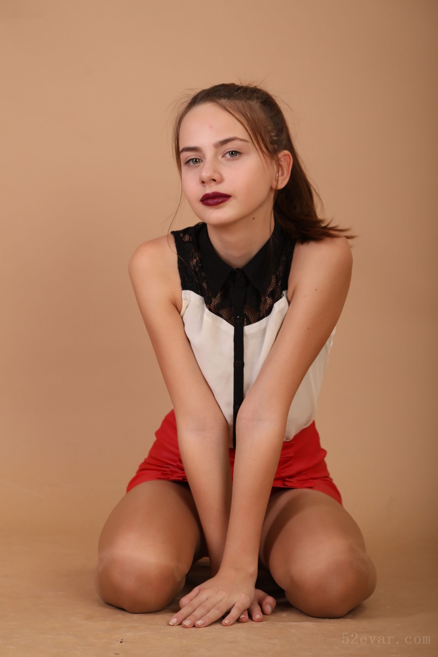 [206P+1V] Mia红色短裙秘书装写真