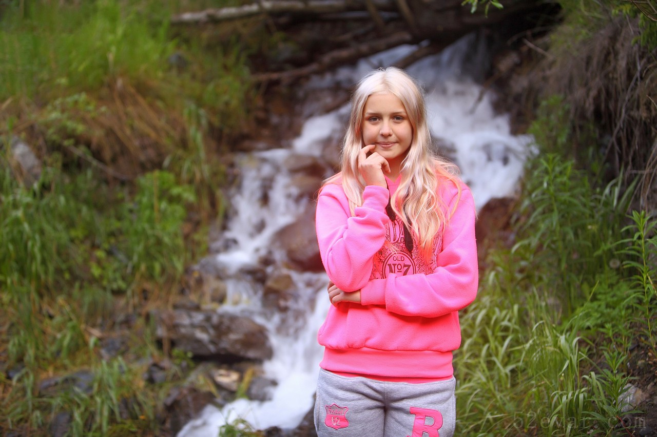 Mika红色上衣写真