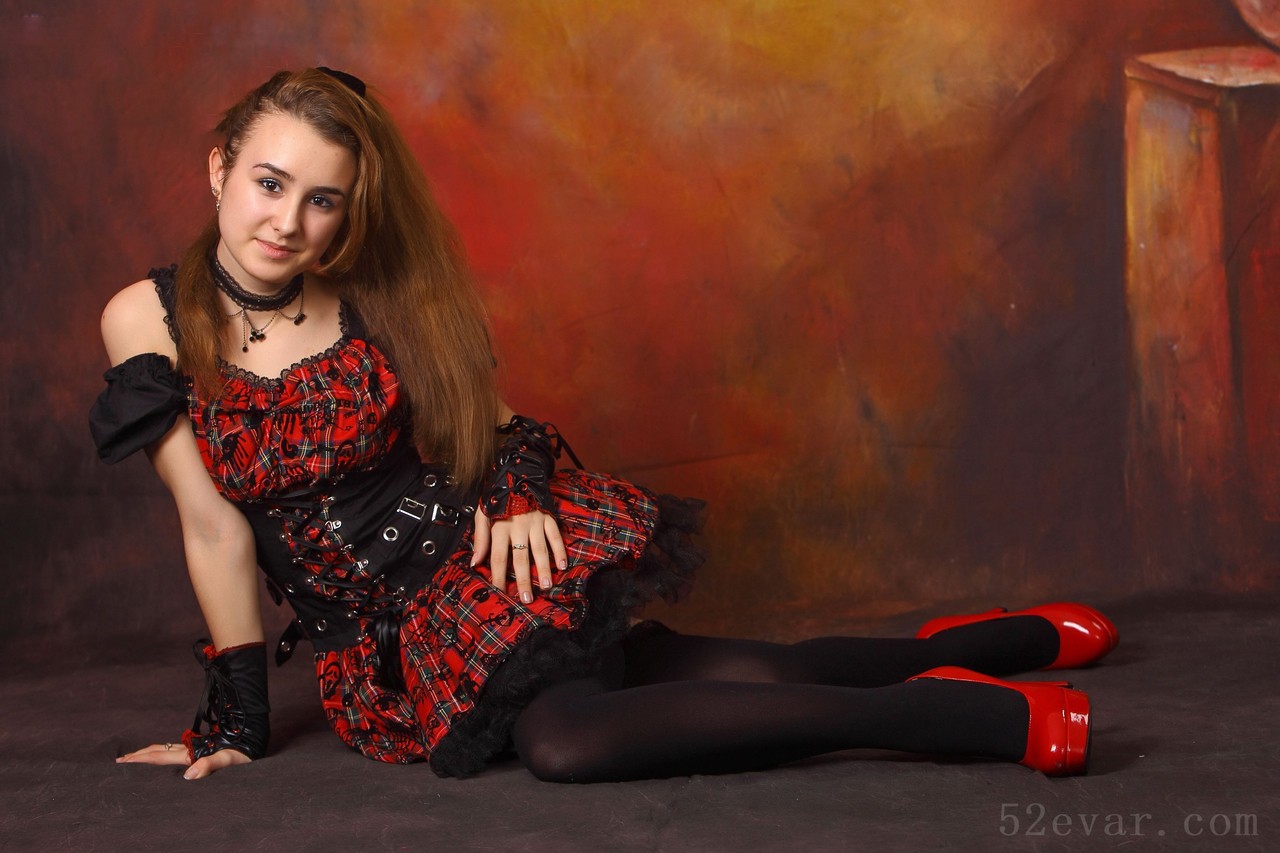 Yuliya黑色裙子写真